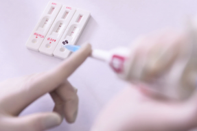 FDA刚刚批准了多次15分钟的血液测试以筛查冠状病毒，但有一些警告