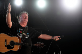 Country为冠状病毒失去传奇：音乐家Joe Diffie死于61岁