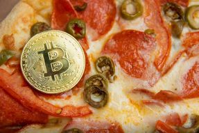 如果拉斯洛·汉耶兹在2017年出售他的比特币而不是购买比萨饼，他将成为亿万富翁