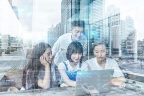 瑞银表示，计划允许大部分员工采用在家与在办公室的混合模式